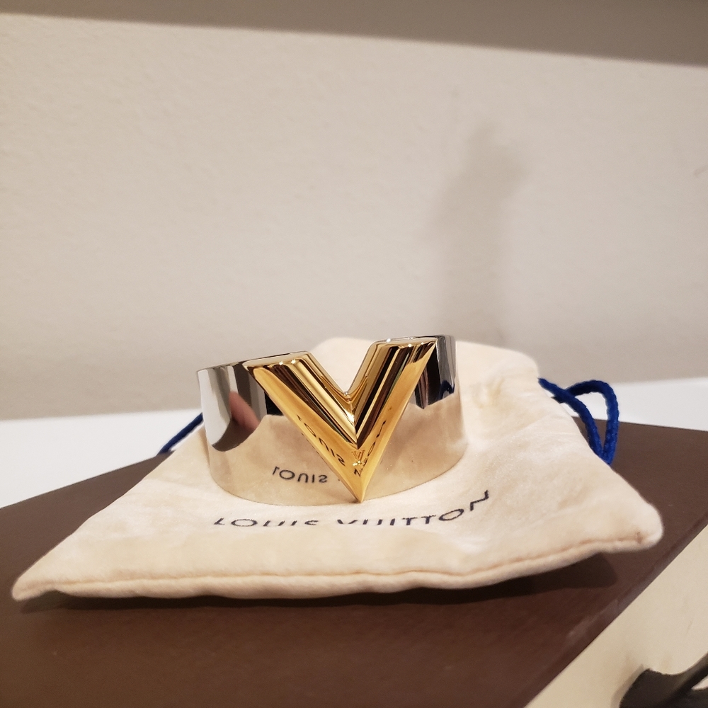 Louis Vuitton Essential V Bracelet